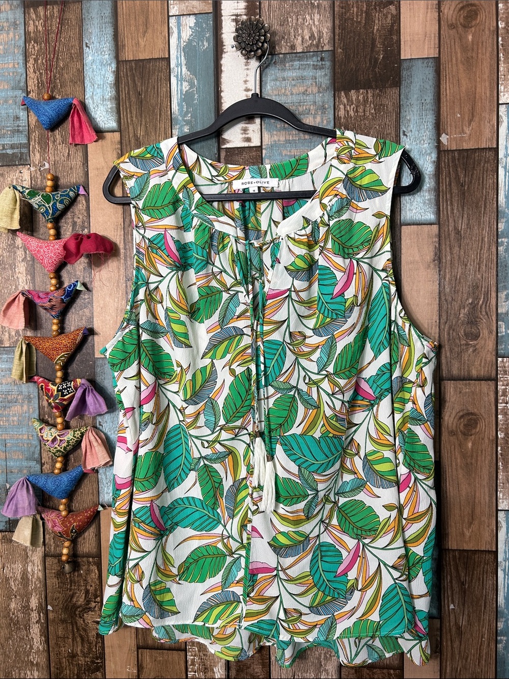 Rose & Olive White Green Leaf-Print Sleeveless Camisole